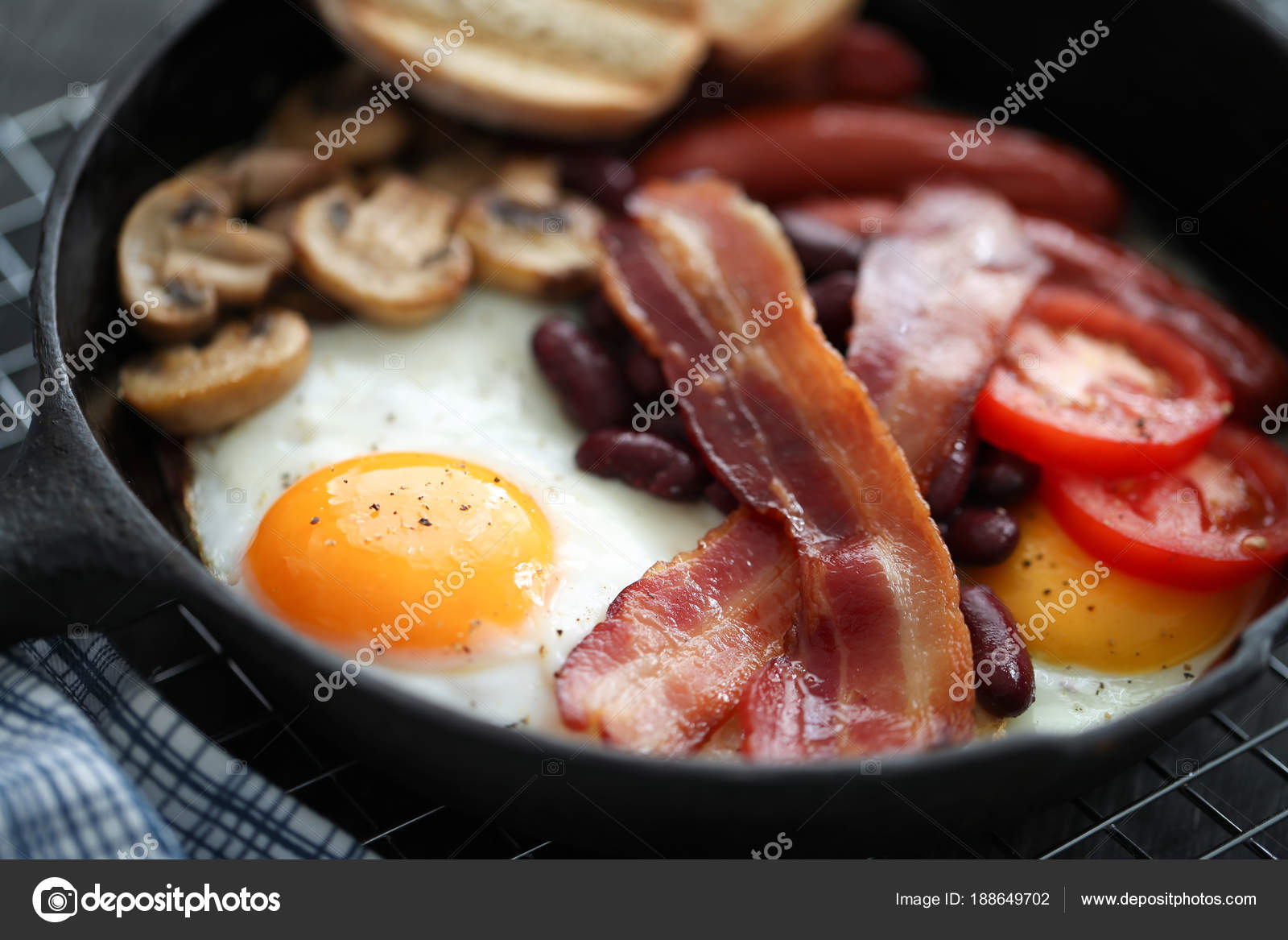 Cibo Cucina Colazione Inglese Padella Uova Bacon Funghi Pomodori ... Cibo Cucina Colazione Inglese Padella Uova Bacon Funghi Pomodori ...