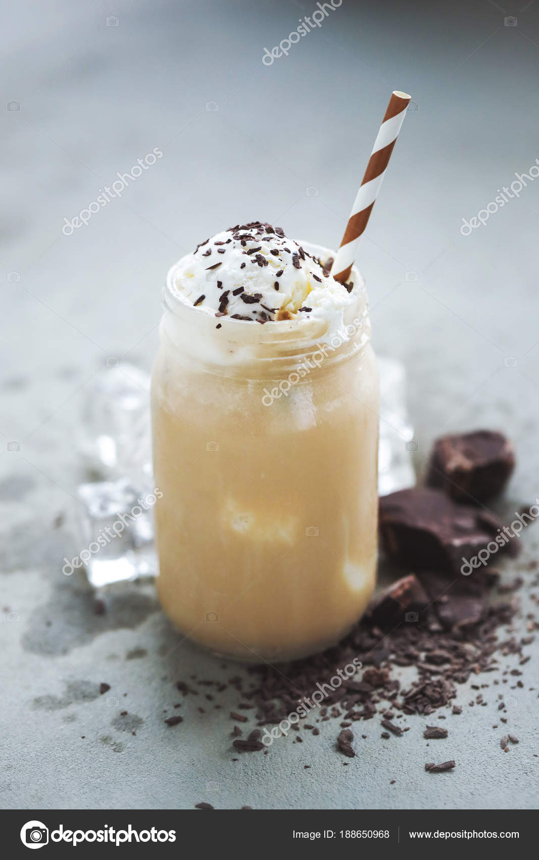 Delicioso Latte Frío Café Tarro Cristal Con Chocolate Paja