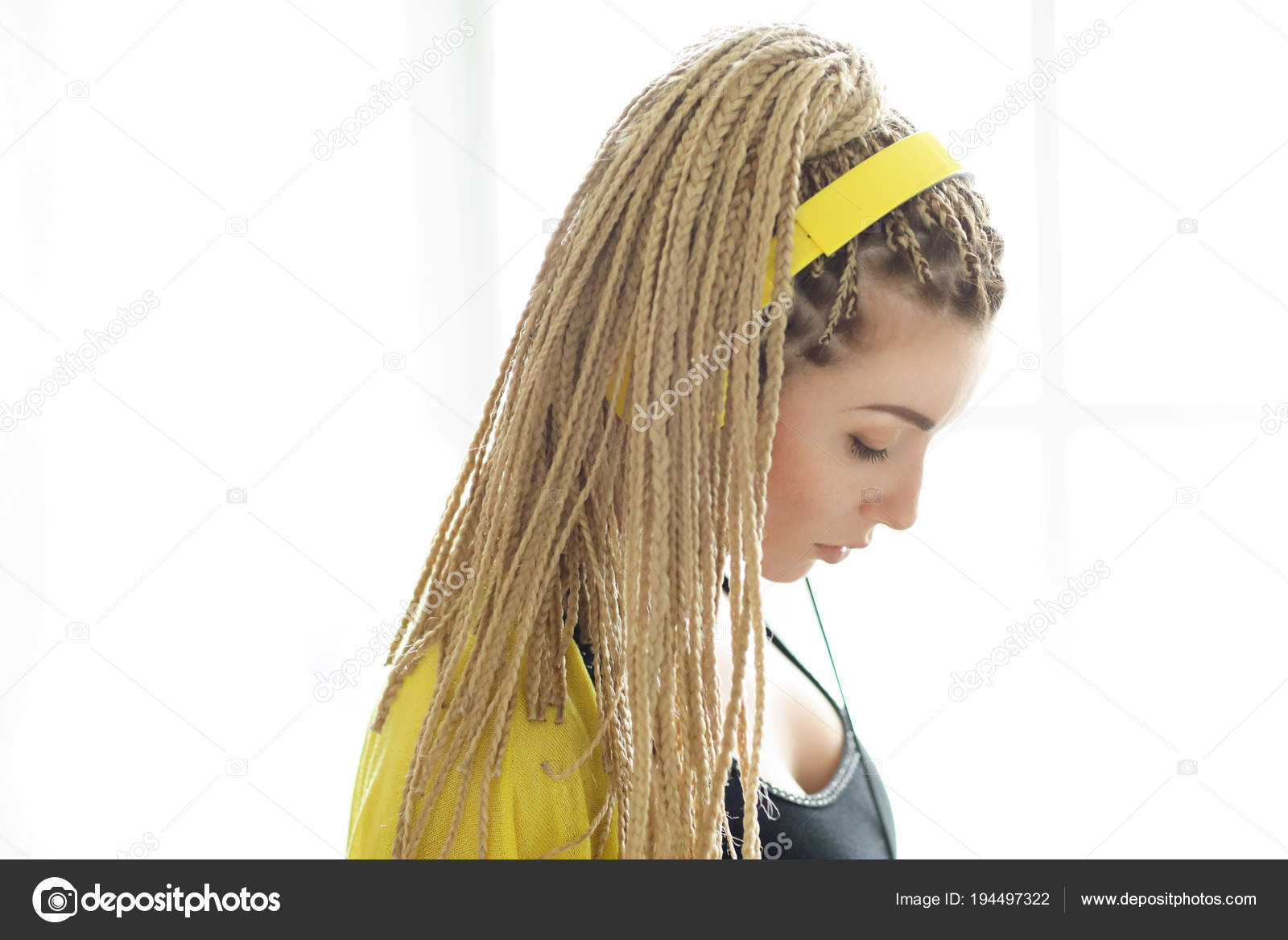 Coiffure Mode Belle Jeune Femme Avec Des Dreadlocks écouter