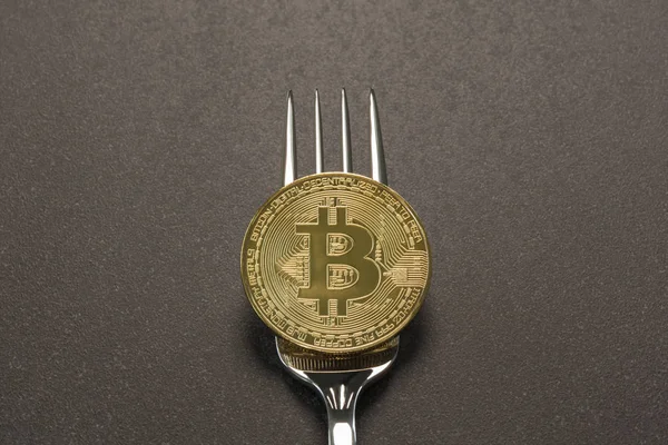 Bitcoin vork Concept donkere grijze achtergrond — Stockfoto