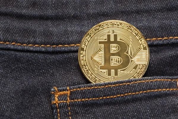 Bitcoin fysieke munt In Denim zak — Stockfoto
