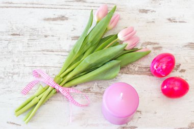 Paskalya yumurtaları ve mum Pembe Laleler