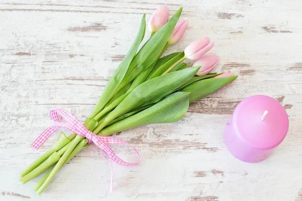 Tulipanes con vela en rosa — Foto de Stock