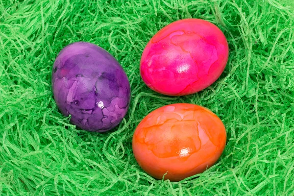 Tre uova di Pasqua nell'erba — Foto Stock
