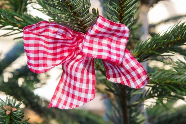 圣诞树上的红色格子弓 — 图库照片
