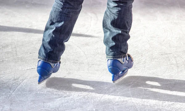 Pernas de um patinador em gelo Fotos De Bancos De Imagens Sem Royalties