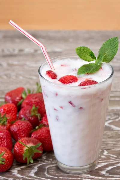 Erdbeer-Milchshake mit Früchten — Stockfoto