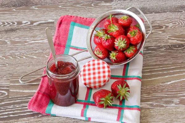 Preserving strawberry jam 로열티 프리 스톡 사진