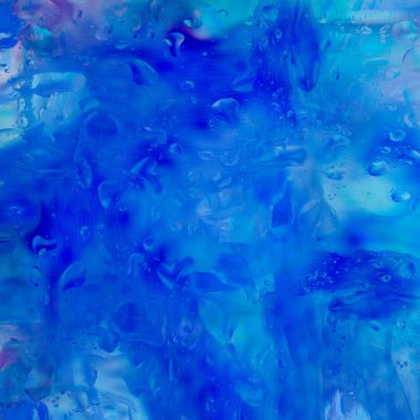 Su bardağa düşer.