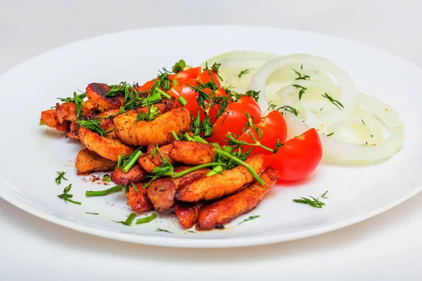 Pezzi fritti di cotoletta di maiale con pomodorini e anelli di cipolla — Foto Stock