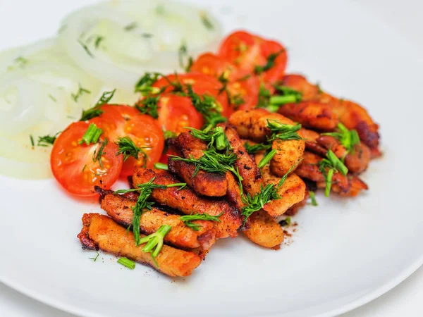 Pezzi fritti di cotoletta di maiale con pomodorini e anelli di cipolla — Foto Stock