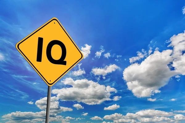 Fond Ciel Bleu Avec Cumulus Nuages Panneau Signalisation Jaune Avec — Photo