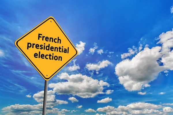 積雲とテキストフランス大統領選挙と黄色の道路標識と青空の背景 — ストック写真