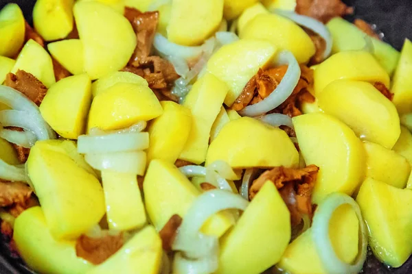 Patates Mantar Soğan Üzerinde Tava — Stok fotoğraf