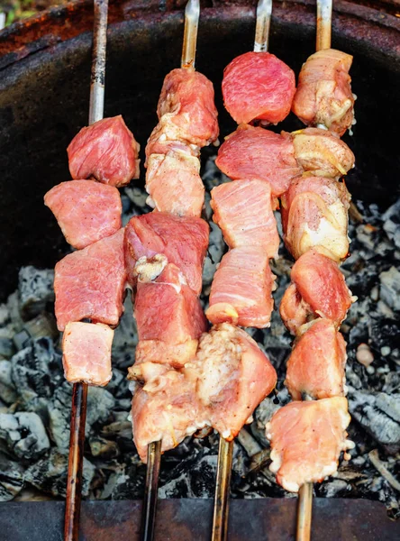 Stukken Voor Brochettes Houtskool Wordt Geroosterd Varkensvlees — Stockfoto