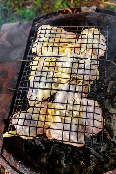 炭火グリルで焼かれているチキン シャシリク — ストック写真