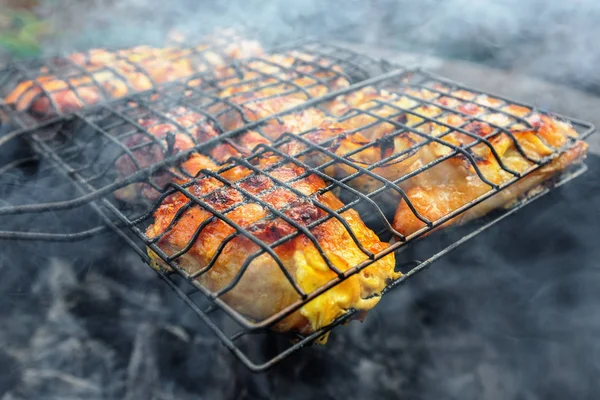 Kip sjasliek op grill — Stockfoto