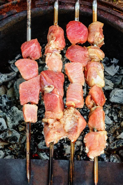 Morceaux Porc Rôtis Sur Brochettes Charbon Bois — Photo