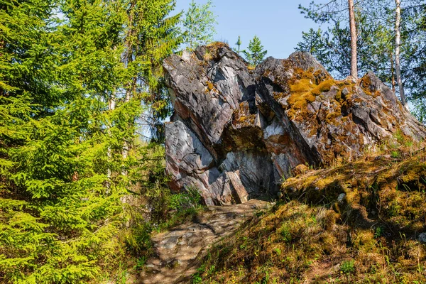 Mossy repisa rocosa en Ruskeala Park —  Fotos de Stock