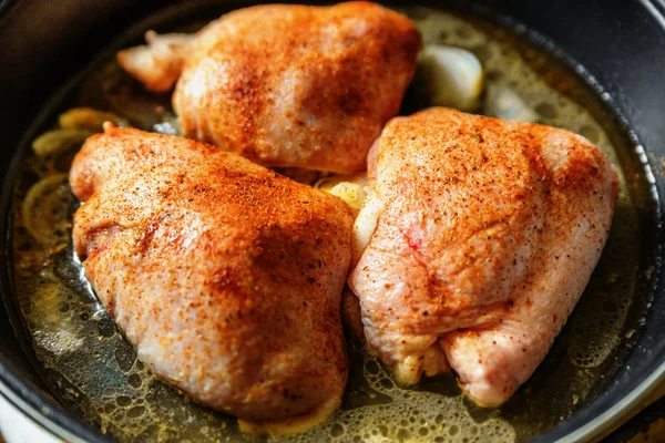 Huhn Mit Gewürz Auf Pfanne — Stockfoto