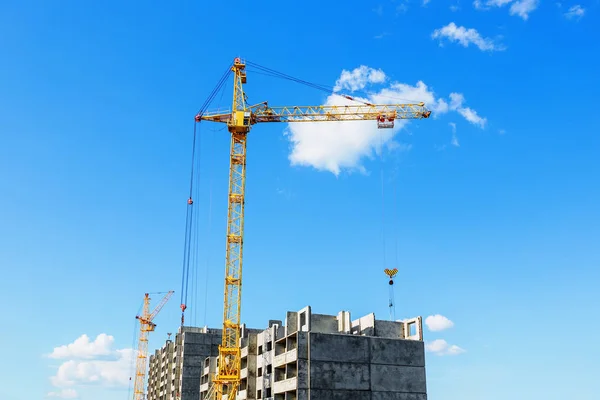 Tower crane on a background of cloudy sky — Stock Photo, Image