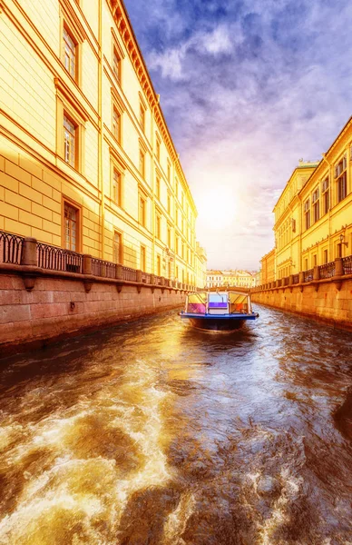 Bateau au canal d'hiver de Saint-Pétersbourg (Russie) ) — Photo