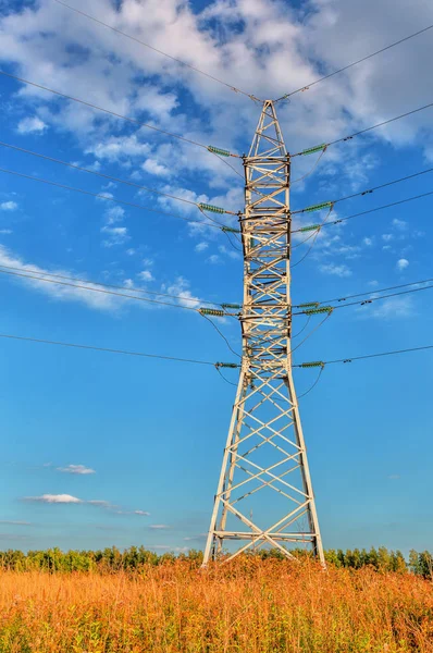 Ligne haute tension et ciel bleu — Photo