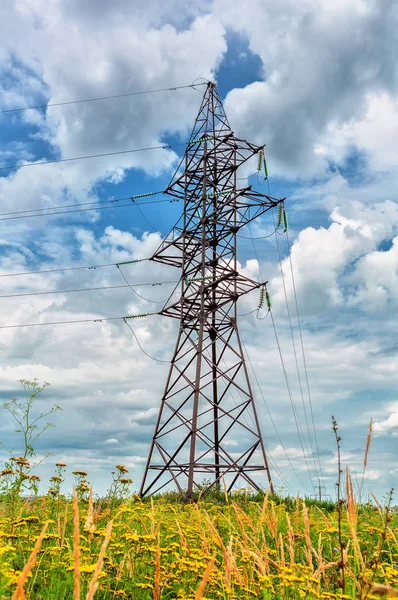 Hoogspanning lijn en bewolkte hemel — Stockfoto