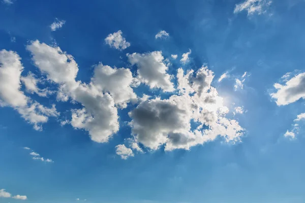 Μπλε συννεφιασμένο ουρανό και τον ήλιο — Φωτογραφία Αρχείου