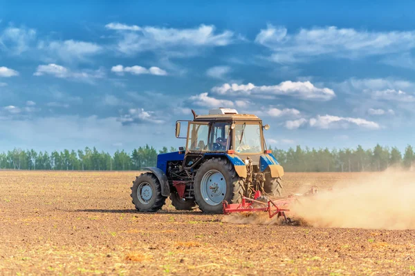 Traktor Lapangan Bawah Langit Mendung Hari Musim Panas — Stok Foto