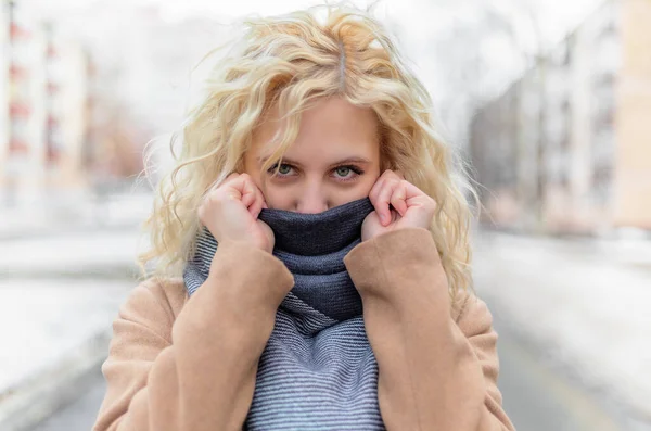 Ritratto Una Bella Giovane Donna Giorno Inverno Dof Poco Profondo — Foto Stock