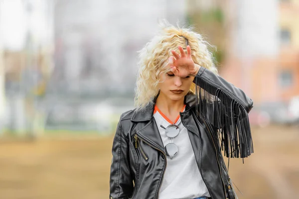 Retrato Atraente Jovem Mulher Jaqueta Couro Segurando Mão Rosto — Fotografia de Stock