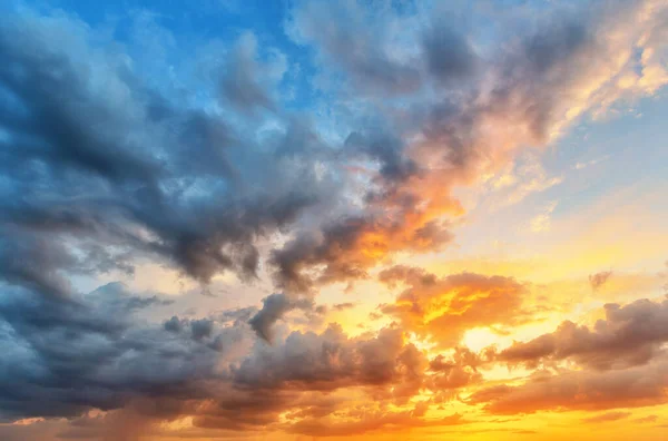 Σύννεφο Του Πυκνού Ηλιοβασιλέματος Σύννεφα Φως Του Ήλιου — Φωτογραφία Αρχείου
