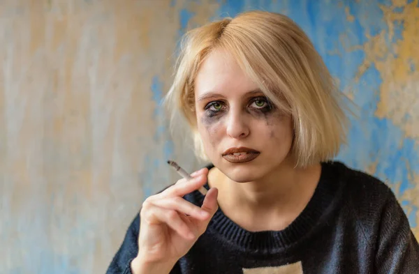 Portrait Sad Woman Cigarette Makeup Running Sitting Wall — Stock Photo, Image