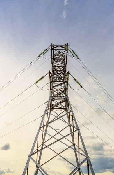 青い空の下高電圧線の塔 — ストック写真