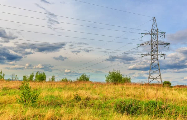 Hoogspanningslijn Een Achtergrond Van Blauwe Bewolkte Lucht — Stockfoto