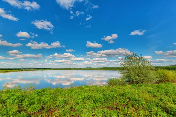 Spiegelglatter Teich Unter Blauem Bewölkten Himmel Sommertagen Russische Landschaft — Stockfoto