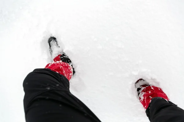 Snow buty na białym śniegu podczas wędrówki w zimie — Zdjęcie stockowe