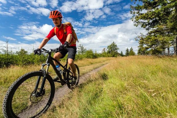 Montanha homem de bicicleta montando em bosques e montanhas — Fotografia de Stock