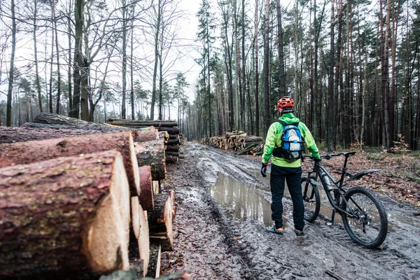 Mountain biker andar de bicicleta na floresta molhada outono — Fotografia de Stock