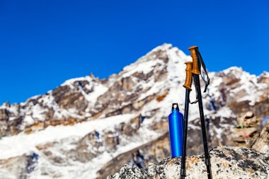 Himalaya Dağları arka plan üzerinde dişli hiking