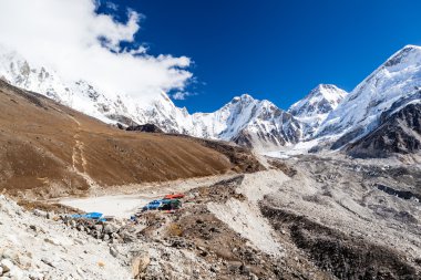 Dağlar, yatay, köy ve yürüyüşçü