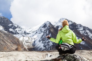 Himalaya Dağları, Nepal kayalarda üzerinde meditasyon kadın uzun yürüyüşe çıkan kimse