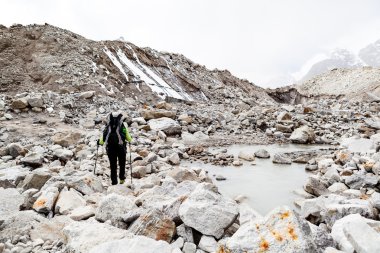 Himalaya Dağları Rocky iz hiking kadın