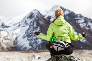 Himalaya Dağları, Nepal kayalarda üzerinde meditasyon kadın uzun yürüyüşe çıkan kimse