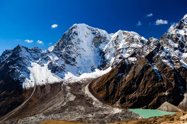 Himalaya inspirerende landschap, bergtoppen in Nepal — Stockfoto