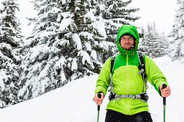 Caminante de invierno en bosques nevados blancos caminando con bastones de senderismo y —  Fotos de Stock