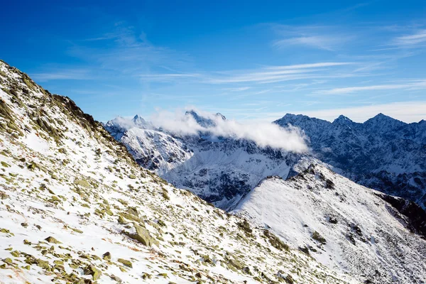 Bergen inspirerande liggande vy, solig dag i Tatra Mount — Stockfoto