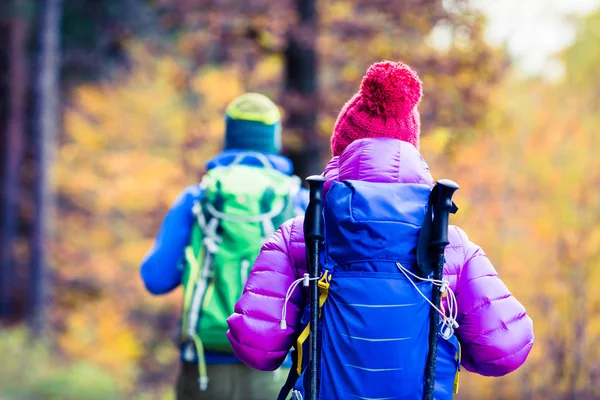 Homem e mulher felizes caminhantes casal andando em florestas de outono — Fotografia de Stock