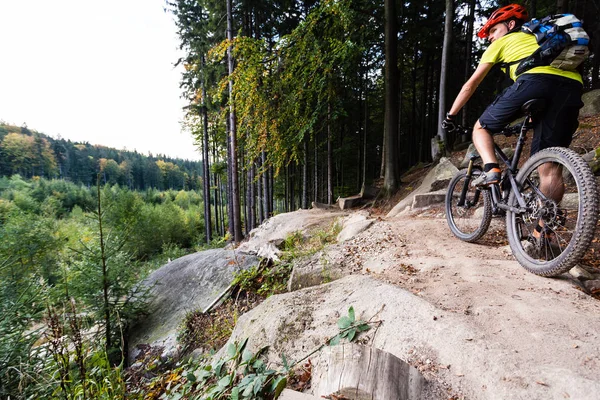 Mountain biker andar de bicicleta na floresta de outono — Fotografia de Stock